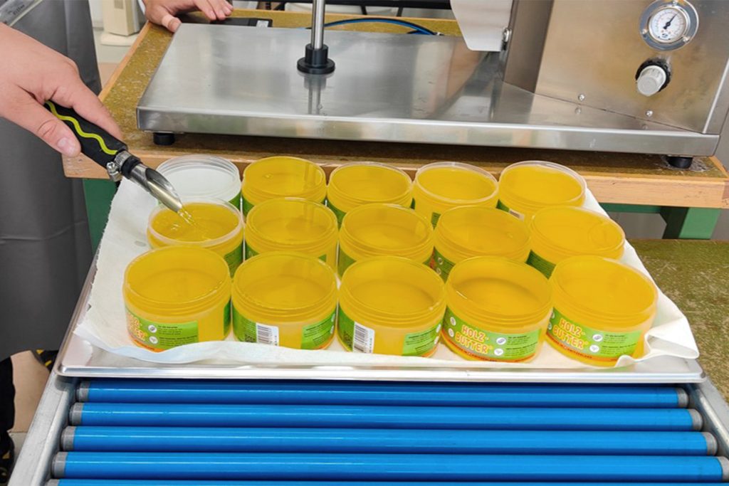 Bild Brühlgut Stiftung: Abfüllung Renuwell Holz-Butter® (Quelle: Martec Handels AG)