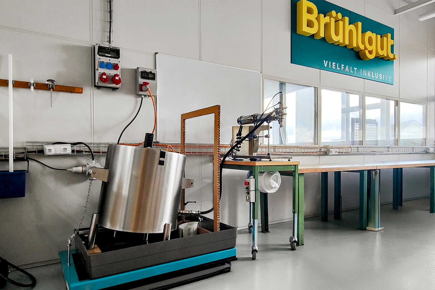 Bild Brühlgut Stiftung: Produktion Renuwell Holz-Butter® (Quelle: Martec Handels AG)